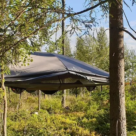 Luxury tent Sydabacka Tentsile-puumajoitus